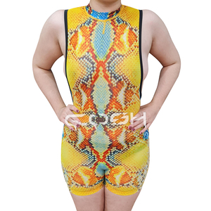 Mono corto con estampado de serpiente amarillo vibrante, sin mangas, con abertura lateral y cuello alto - Product Image 2