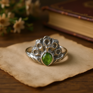 Anillo de Peridoto de 2.8 Gramos con Engaste de Puntas Estilo Vintage para Cualquier Aplicación - Product Image 3