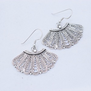 Pendientes Colgantes de Plata de Ley 925 con Filigrana de Pavo Real y Borde Festoneado, Joyería Fina, Memoria Jewels, Venta al Por Mayor - Product Image 2