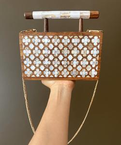 Bolso de Mano Artesanal de Madreperla |   Bolso de Concha Iridiscente Hecho a Mano para Eventos de Lujo, Moda Nupcial y Venta al Por Mayor - Product Image 3