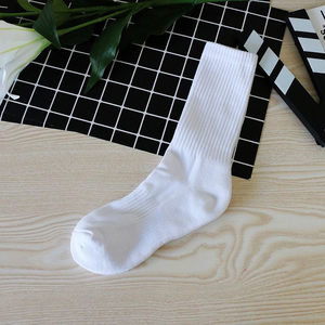 Chaussettes de sport unies en gros pour usine, chaussettes de course douces au toucher, chaussettes mi-mollet personnalisées à motifs imprimés, chaussettes décontractées en coton durable - Product Image 5