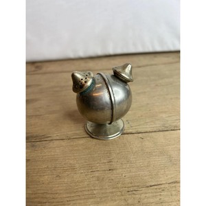Salero de metal vintage con tapas de doble cono y base redonda para uso en la cocina - Product Image 1