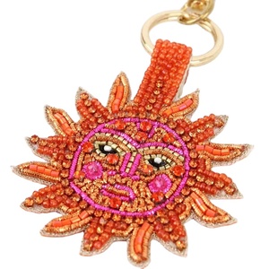 Hermoso diseño de estrella, llavero bordado con cuentas de semillas de color rojo y llavero con cuentas para niñas de India - Product Image 1