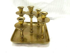 Candelabro de color ámbar cálido con cinco brazos sobre bandeja, decoración duradera para el hogar - Product Image 1