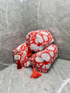 ชุดกระเป๋าใส่เครื่องสำอางแบบเย็บลายดอกไม้สีแดงทำมือ พร้อมซิปและสายคล้องน้ำหนักเบา สำหรับจัดเก็บเครื่องสำอางและอุปกรณ์อาบน้ำสำหรับเดินทาง เหมาะสำหรับผู้หญิง - Product Image 5