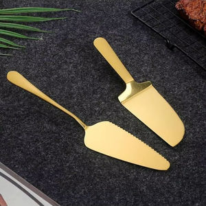 Couteau à gâteau en métal lourd avec lame dentelée tranchante pour une découpe de gâteau lisse et propre - Product Image 1