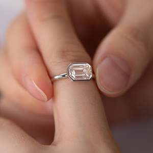 Bague de fiançailles solitaire moderne en or blanc massif 14 carats avec diamant de laboratoire taille émeraude 2 carats pour femme, sertie clos à l'est et à l'ouest - Product Image 4
