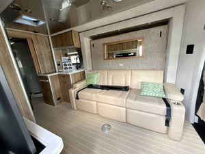 Remorque d'occasion 2021 Airstream Atlas Tommy Bahamas Edition Murphy Suite - Product Image 3