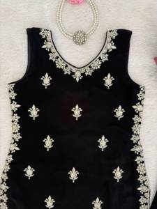 Ensemble prêt-à-porter entièrement cousu en faux georgette avec haut orné de fils de créateur et de broderies complexes, pantalon palazzo et dupatta. - Product Image 6