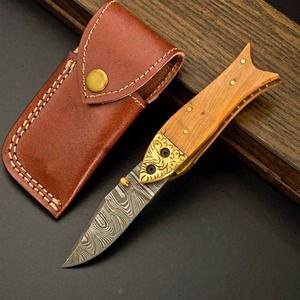Cuchillo de Bolsillo Plegable Personalizado Hecho a Mano, Diseño ODM/OEM, Acero de Damasco, Hoja Plana, 7.5 Pulgadas, con Funda de Madera, Latón y Cuero - Product Image 1