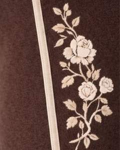 Conjunto de yoga de dos piezas para mujer, color marrón, top corto con cremallera y pantalones acampanados de cintura alta con bordado floral, ropa deportiva para gimnasio, fabricante personalizado. - Product Image 5