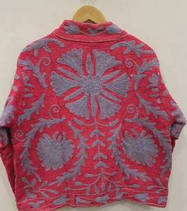 Veste courte rose personnalisée pour femme, brodée Suzani, faite main, à motif floral, ouverte sur le devant, style décontracté, en tricot épais brodé floral - Product Image 2