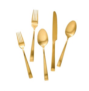 Un magnifique ensemble de couverts au fini doré riche ajoute une touche luxueuse et moderne aux arrangements de table. - Product Image 1