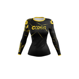 Haut de protection anti-UV pour homme, noir et jaune, imprimé par sublimation, manches longues, séchage rapide, antibactérien, UPF50+, en polyester et élasthanne écologiques - Product Image 2