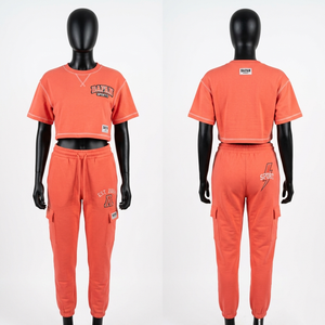 เสื้อครอปผ้าฝ้ายฟลีซเนื้อนุ่ม 280 GSM สำหรับผู้หญิง และกางเกงจ็อกเกอร์คาร์โก้ สีส้มคอรัล พิมพ์ลายโลโก้ ชุดเซ็ตสำหรับผู้หญิง - Product Image 5