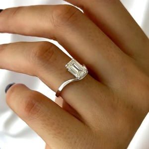 Bague de fiançailles incurvée en or blanc 18 carats avec diamant de laboratoire taille émeraude, solitaire unique imbriqué, certifié IGI, tendance, vente en gros - Product Image 5