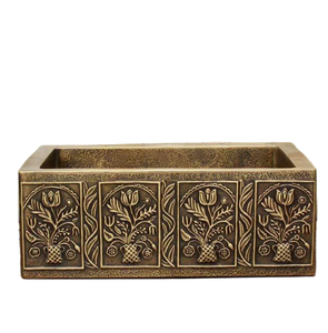Fregadero de latón estilo rústico con tres paneles decorativos enmarcados con diseños florales ornamentados y un escudo heráldico central. - Product Image 5