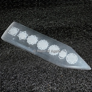 Vente en gros de baguettes de sélénite gravées avec les symboles des sept chakras, de haute qualité, écologiques et naturelles, pour la guérison par le Reiki. - Product Image 3