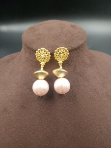 Boucles d'oreilles pendantes en laiton plaqué or Amaira Jewels, serties de perles naturelles, style vintage, pour femmes, occasions spéciales - Product Image 1