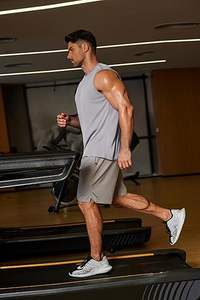 เสื้อกล้ามผู้ชายแบบแห้งเร็วสำหรับออกกำลังกาย เสื้อกีฬาผู้ชายแบบแห้งเร็วสำหรับฟิตเนส วิ่ง และเล่นกีฬากลางแจ้ง - Product Image 4