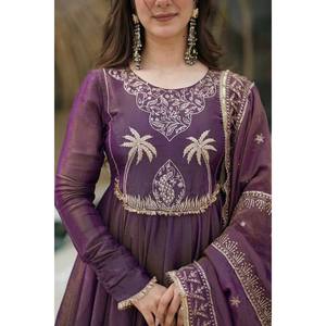 Vestido Salwar Kameez de Seda de Diseñador con Pantalón y Dupatta para un Look Festivo - Product Image 1