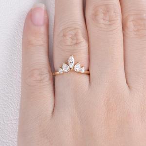 Élégantes bagues de mariage vintage en argent sterling plaqué or rose, serties de cinq moissanites incolores taille brillant, parfaites - Product Image 6