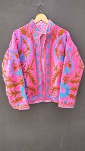 เสื้อโค้ทผ้ากำมะหยี่สีชมพูพ็อปปี้สไตล์โบโฮลายดอกไม้แบบแคชเมียร์ งานแฮนด์เมดลายซูซานี เหมาะสำหรับฤดูหนาวและเทศกาลต่างๆ คุณภาพพรีเมียมสำหรับผู้หญิง - Product Image 2