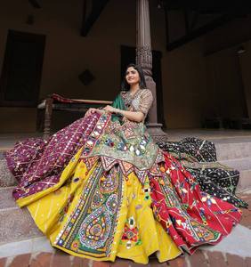 Conjunto de Lehenga Choli Tradicional de Muselina Estilo Gujarati con Estampado Digital Premium y Trabajo de Espejo para Mujer - Product Image 1