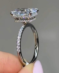 แหวนเพชรทรงรัศมี 4 กะรัต สำหรับผู้หญิง |   แหวนแต่งงานแบบซ่อนรูปวงแหวน Halo Solitaire |   เครื่องประดับเจ้าสาวทองคำ 18K สุดหรู - Product Image 5
