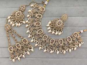 Parure de mariée élégante et de haute qualité, plaquée or, comprenant un collier ras-du-cou, des boucles d'oreilles et un Maang Tikka, en zircon plaqué rhodium, pour mariage, dernière collection - Product Image 6