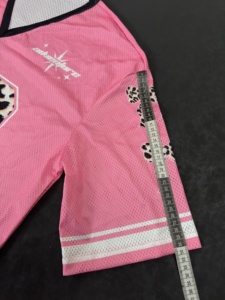 เสื้อเจอร์ซีย์สีชมพูผ้าโพลีเอสเตอร์ตาข่ายระบายอากาศคุณภาพสูงแบบ OEM พร้อมการพิมพ์แบบซับลิเมชั่นระดับพรีเมียม - Product Image 4