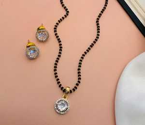 Mangalsutra de una sola piedra chapada en oro delicado más elegante y exigente con pendientes para niñas y damas recién casadas - Product Image 1