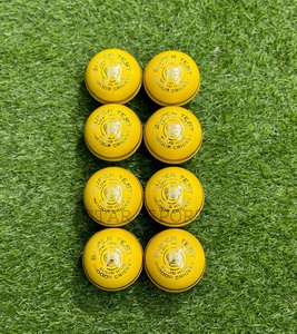 Pelota de Cricket Salstar de Primera Calidad, Fabricada con Cuero Vacuno de Primera Selección, Color Amarillo, para Interiores, Personalizable con Colores y Logotipo - Product Image 4