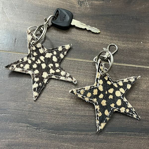 พวงกุญแจรูปดาวพองๆ สไตล์คาวบอย หนังวัวแท้เคลือบเมทัลลิก น่ารัก ใช้เป็นพวงกุญแจหรือห้อยกระเป๋า ของขวัญสุดเทรนดี้ ปี 2025 - Product Image 5