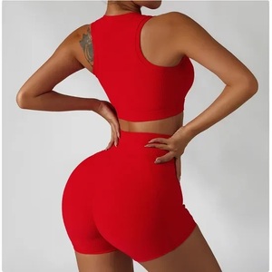 Nouvel ensemble de sport pour femme en polyester recyclé, composé d'un haut à col rond et d'un short taille haute en V, idéal pour le yoga en extérieur. - Product Image 5