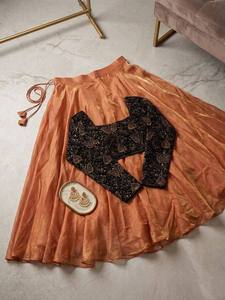 Ensemble Lehenga Choli brodé très demandé pour femmes, tenue ethnique de créateur pour occasions festives, disponible à la vente - Product Image 5