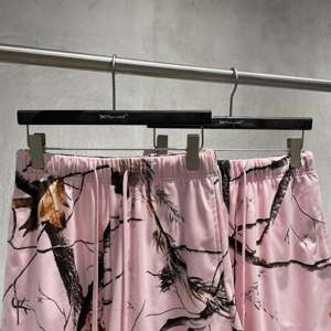 กางเกงขาสั้นลายพรางต้นไม้สีชมพู โพลีเอสเตอร์ ซับลิเมชั่น สำหรับฤดูร้อน สวมใส่สบายๆ ในชีวิตประจำวัน วิ่ง ออกกำลังกาย หรือใส่เป็นชุดว่ายน้ำ คุณภาพพรีเมียม สำหรับผู้ชายและผู้หญิง - Product Image 5