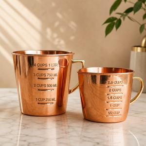 Ensemble de pichets doseurs en cuivre avec marques de capacité graduées pour les recettes de cuisine, les ingrédients de pâtisserie et la préparation culinaire - Product Image 1