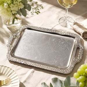 Plateau décoratif rectangulaire couleur argent avec motif floral gravé, design traditionnel, poignée pour usage de mariage - Product Image 3