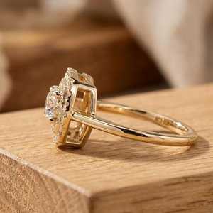 Anillo de compromiso para mujer de oro macizo de 10k, 14k, 18k con diamante cultivado en laboratorio de 0.50ct de corte brillante redondo y halo doble con piedras laterales - Product Image 5