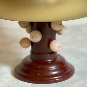 Elegante tazón de servir con pedestal dorado y detalles de cuentas sobre una base color granate, perfecto para una decoración de mesa exquisita, venta al por mayor. - Product Image 4