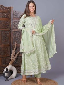 Ensemble Salwar Kameez Traditionnel 3 Pièces en Rayonne pour Femme Twinfeet, Broderie et Imprimé Khadi, Coupe Droite Longueur Genou, Disponible en Stock pour l'Été - Product Image 4