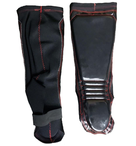 Protège-tibias durables en cuir verni noir avec surpiqûres rouges, personnalisables, vente en gros, qualité supérieure, modèle 2026, très demandés - Product Image 3
