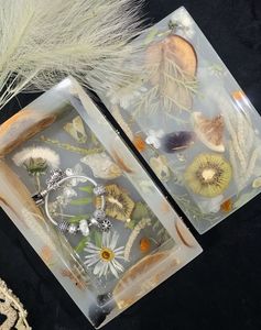 Boîte à bijoux en résine distinctive avec des éléments décoratifs faits à la main, idéale pour les solutions de rangement de bijoux de luxe - Product Image 4