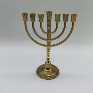 Candelabro de 7 brazos de latón con diseño floral, hecho a mano, para velas y menorah. - Product Image 4