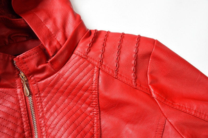 Chaqueta de Cuero PU Roja con Capucha de Alta Calidad para Hombre, Estilo Motero Ajustado, Puños con Cremallera, Chaqueta Punk - Product Image 4