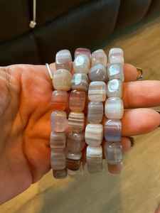 Bracelet manchette tendance en résine multicolore fait main pour femme, très demandé - Product Image 2