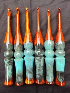 Arte Popular Coleccionable: Figura Artesanal de Resina Epoxi con Forma de Flor, Agarre Cómodo, Técnica de Fundición, Patrón Floral Hecho a Mano - Product Image 4