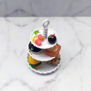 Accessoires pour maison de poupée miniature : Support exquis à trois niveaux avec bord festonné et petite poignée en boucle - Product Image 6