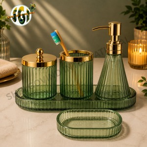 Ensemble de salle de bain de luxe en verre, cinq pièces, ovale vert avec accents dorés, distributeur de savon, porte-brosse à dents, pot de rangement, plateau - Product Image 3